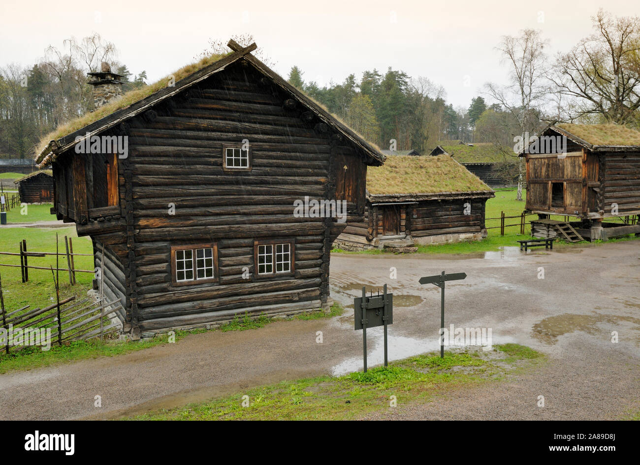 Lagerhaus aus dem 14. Jahrhundert Telemark County an der Norwegischen Kulturhistorischen Museum (Norsk folkemuseum) an Bygdoy. Oslo, Norwegen Stockfoto