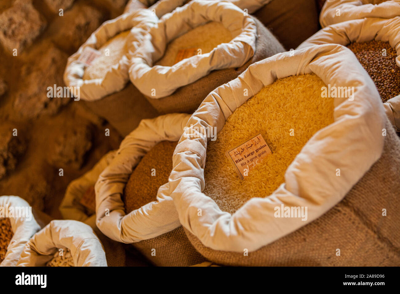 Säcke mit Reis und Hülsenfrüchte für den Verkauf in den Alten Souk in Byblos, Libanon Stockfoto