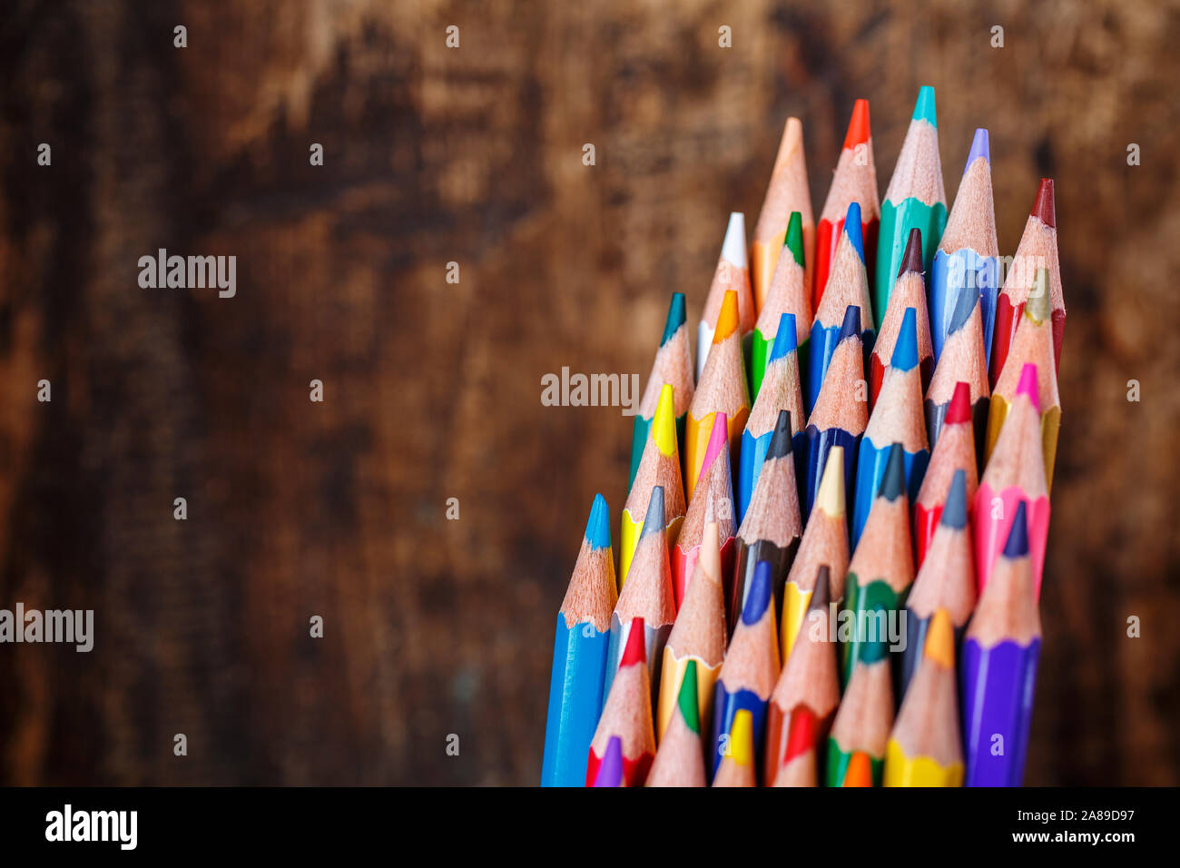 Zeichenmaterial: Verschiedene Buntstifte. Bildungshintergrund Stockfoto