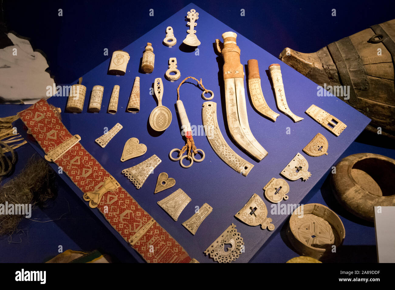 Rentier Knochen Artefakte der Samen. Norwegische Museum Kulturgeschichte (Norsk folkemuseum) an Bygdoy. Es ist ein großes Freilichtmuseum mit Mor Stockfoto