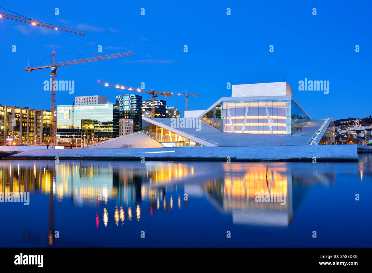 Die Oper, die Norwegische Oper und Ballett, durch das norwegische Studio Snohetta Architekten in Bjørvika Bezirk, am Abend. Oslo, Norwegen Stockfoto