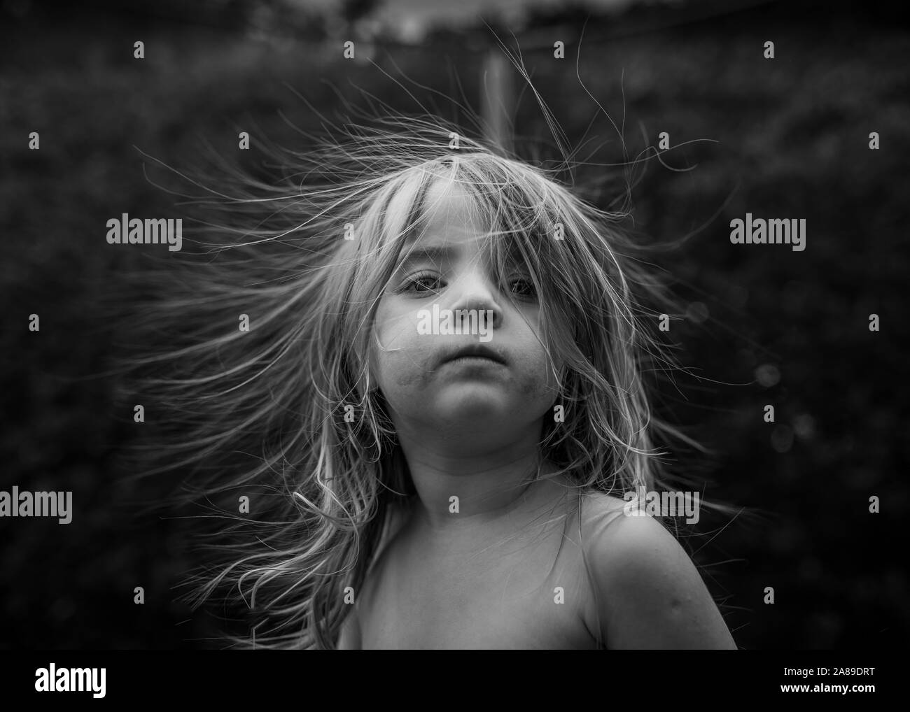 Wild Child spielen auf dem Trampolin Stockfoto