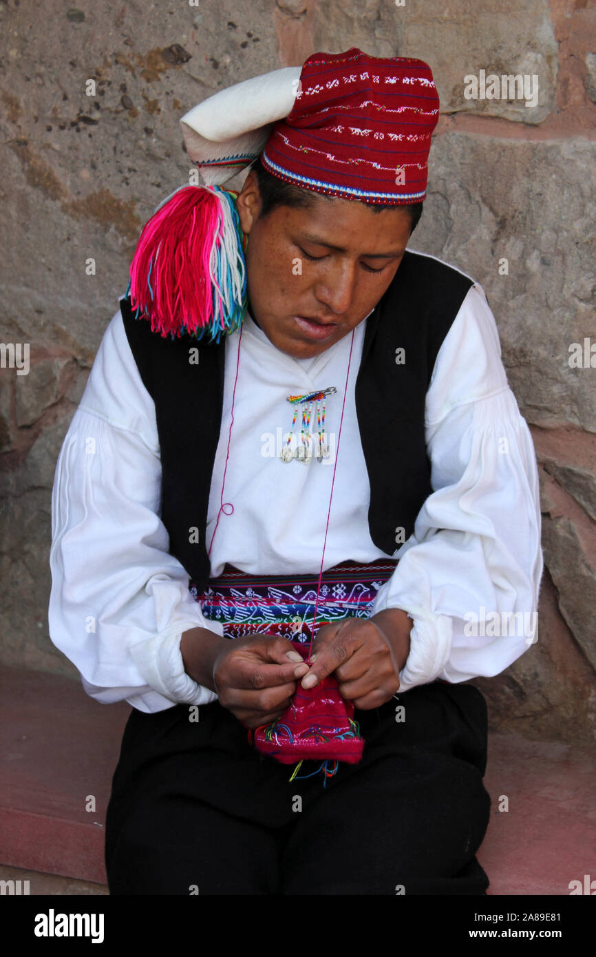 Mann stricken traditionelle Hut auf Taquile Insel, Titicacasee, Peru Stockfoto