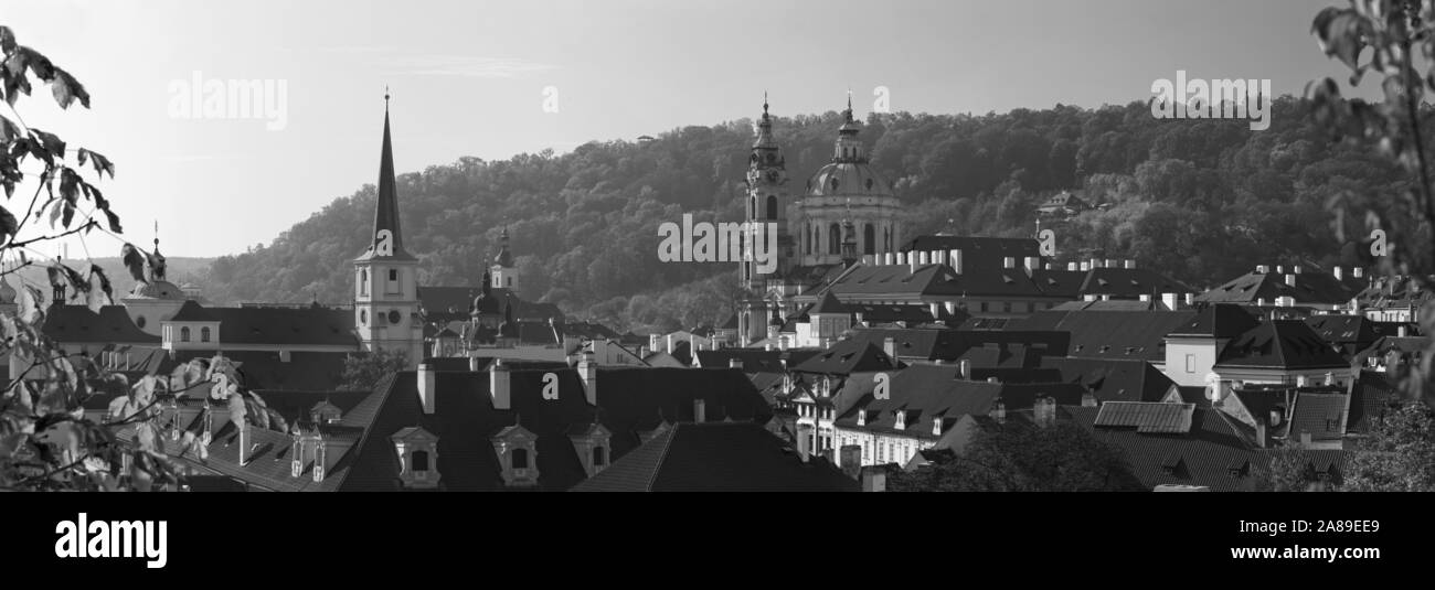 Prag - den Panoramablick von der Garten Unter dem Schloss in Mala Strana, St. Nikolaus und St. Thomas Kirche. Stockfoto