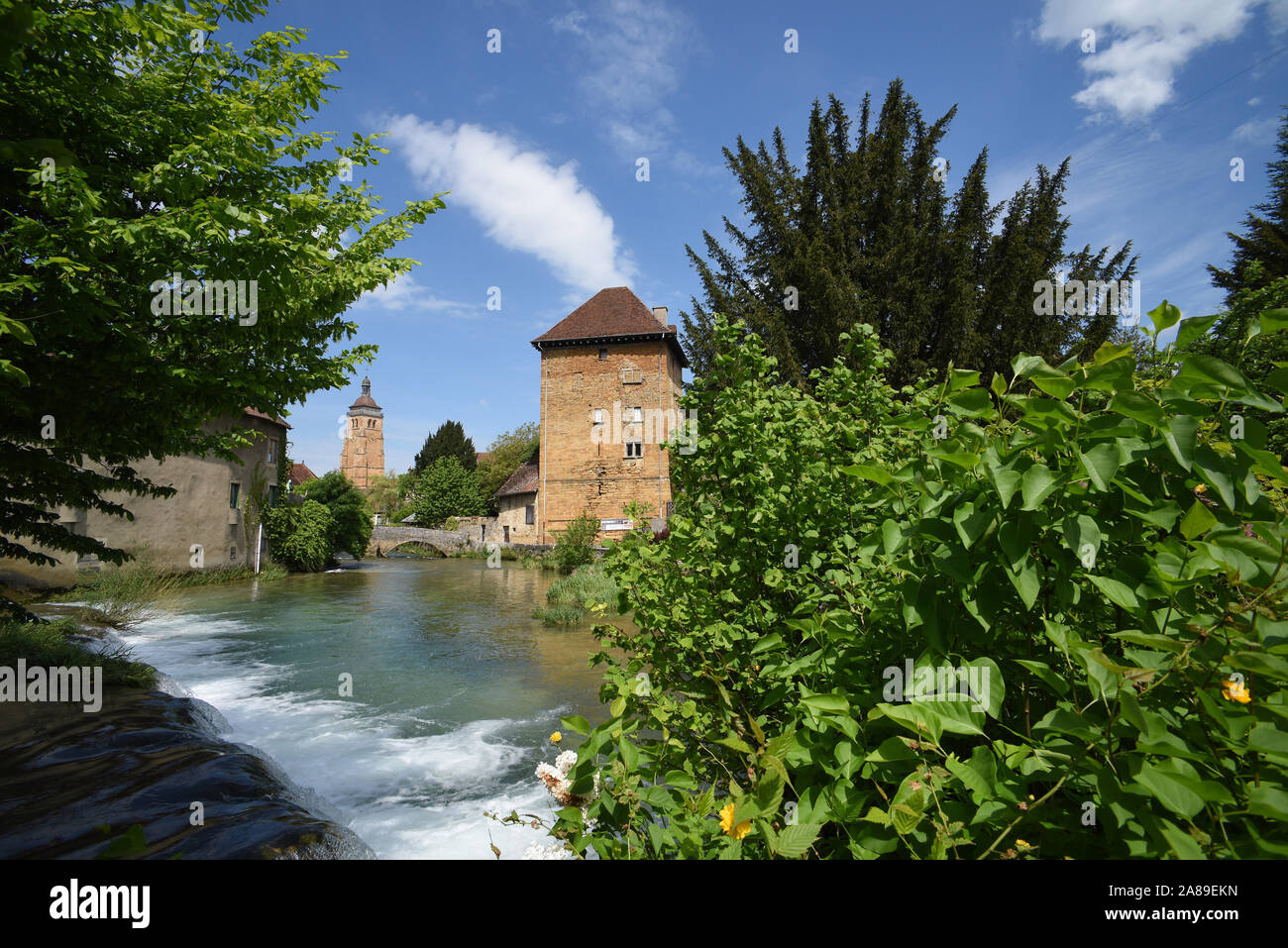 Arbois (Frankreich): Der Fluss Cuisance. Auf der rechten Seite, die "Tour Gloriette" Turm. Im Hintergrund die Kirche von Saint-Just Stockfoto