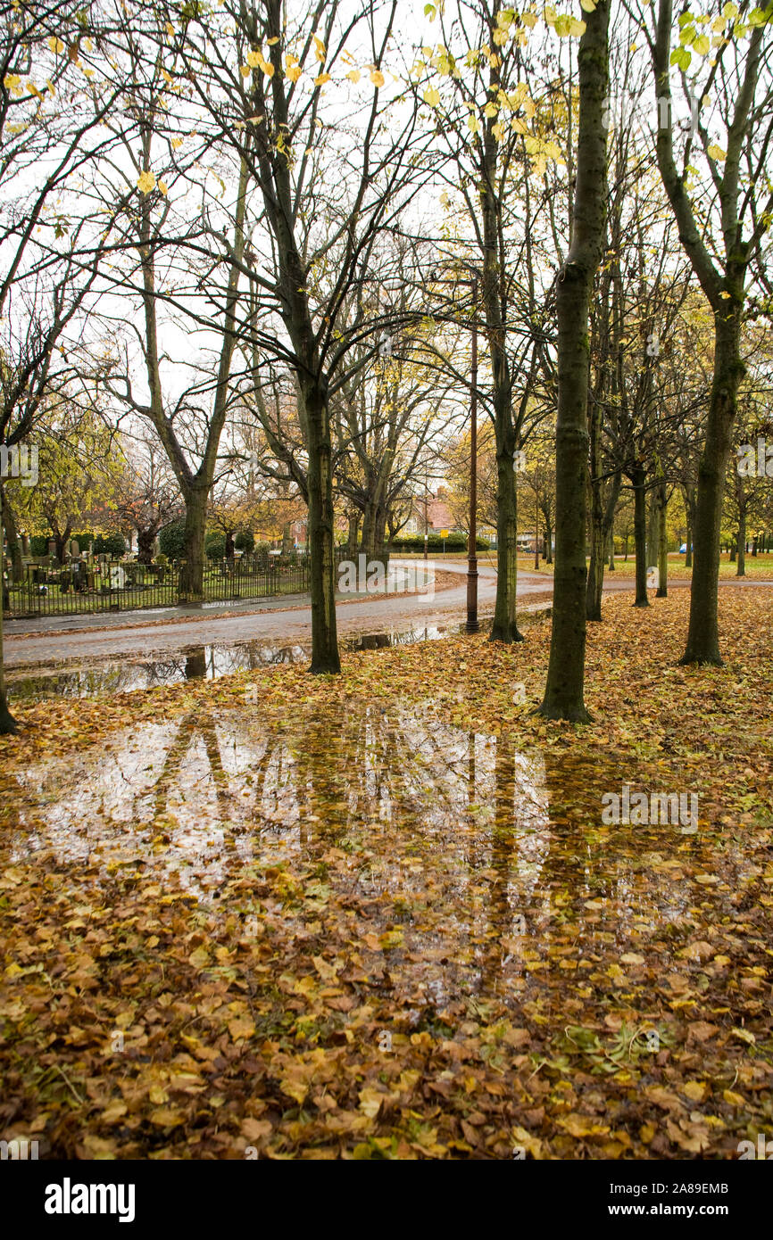 Überflutete Dorfstraßen in England im Herbst Stockfoto