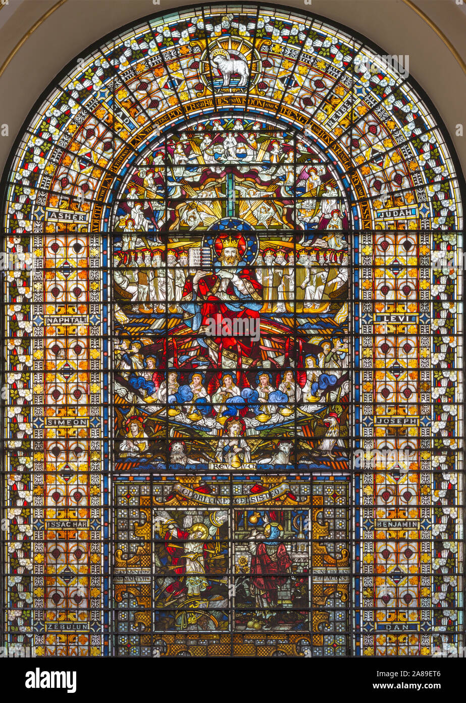 LONDON, Großbritannien - 14 September, 2017: Die Jesus Christus den König auf die Glasmalereien in der Kirche St. Edmund der König vom 19. Stockfoto