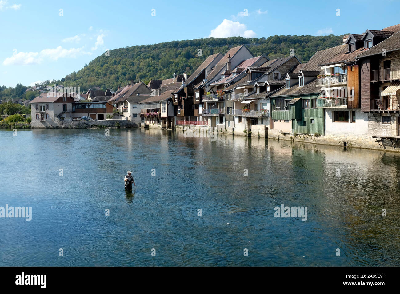 Ornans (nord-östlichen Frankreich): Häuser und Gebäude am Ufer der Saône Stockfoto