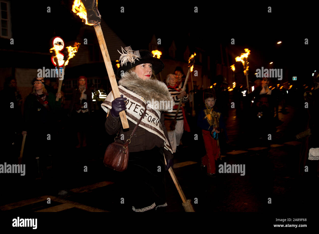 5. November 2019. Bonfire Night, Lewes, Sussex. Eine Frau, die eine "Stimmen tragen für Frauen' Schärpe nimmt Teil an der Prozession. Stockfoto