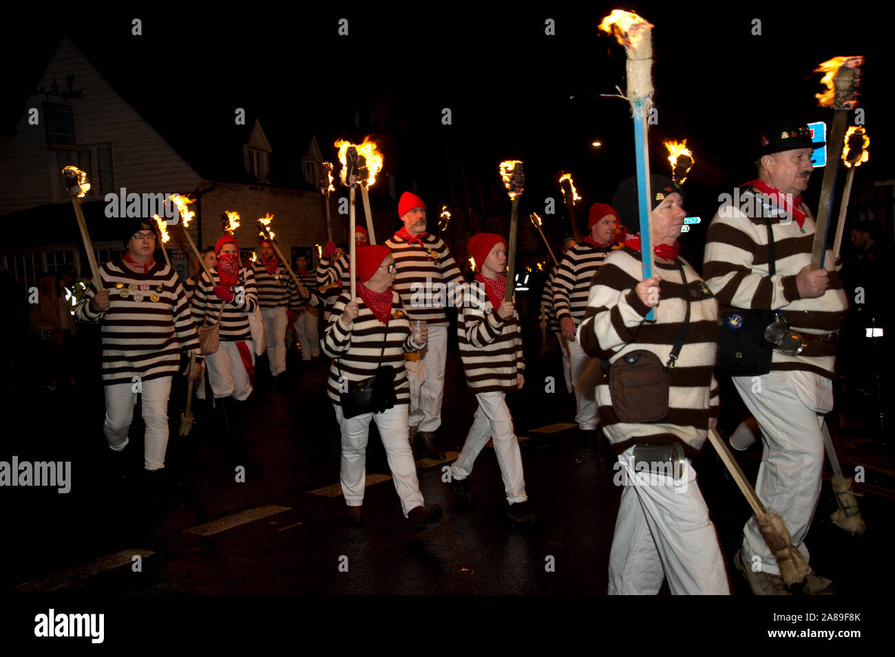 5. November 2019. Bonfire Night, Lewes, Sussex. Eine Menschenmenge gekleidet als Schmuggler am Umzug teil. Stockfoto