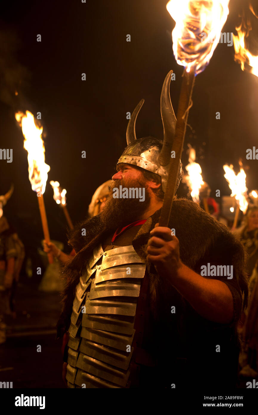 5. November 2019. Bonfire Night, Lewes, Sussex. Ein Mann gekleidet wie ein Wikinger an der Parade findet Stockfoto