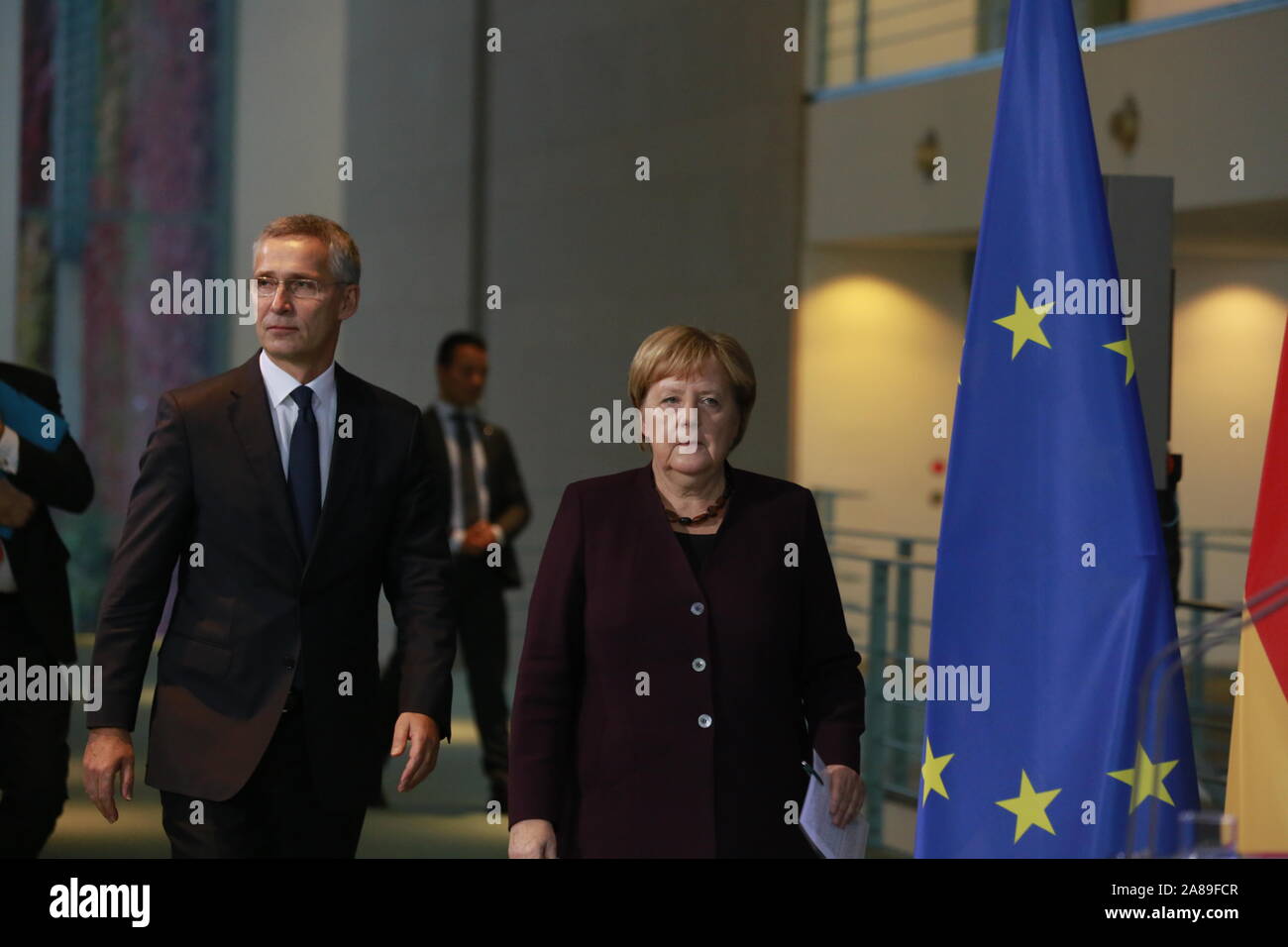 11/07/2019, Berlin, Deutschland, Bundeskanzlerin Angela Merkel und Ministerpräsident Jens Stoltenberg im Bundeskanzleramt. Bundeskanzlerin Angela Merkel empfängt NATO-Generalsekretär Jens Stoltenberg am 7. November für einen Besuch im Bundeskanzleramt. Neben einem Gedankenaustausch über aktuelle Themen der Meinungsaustausch wird gehören, insbesondere die bevorstehende NATO-Tagung der Regierungschefs in London am 3. und 4. Dezember 2019, die zum 70. Jahrestag des Allianz feiert. Stockfoto