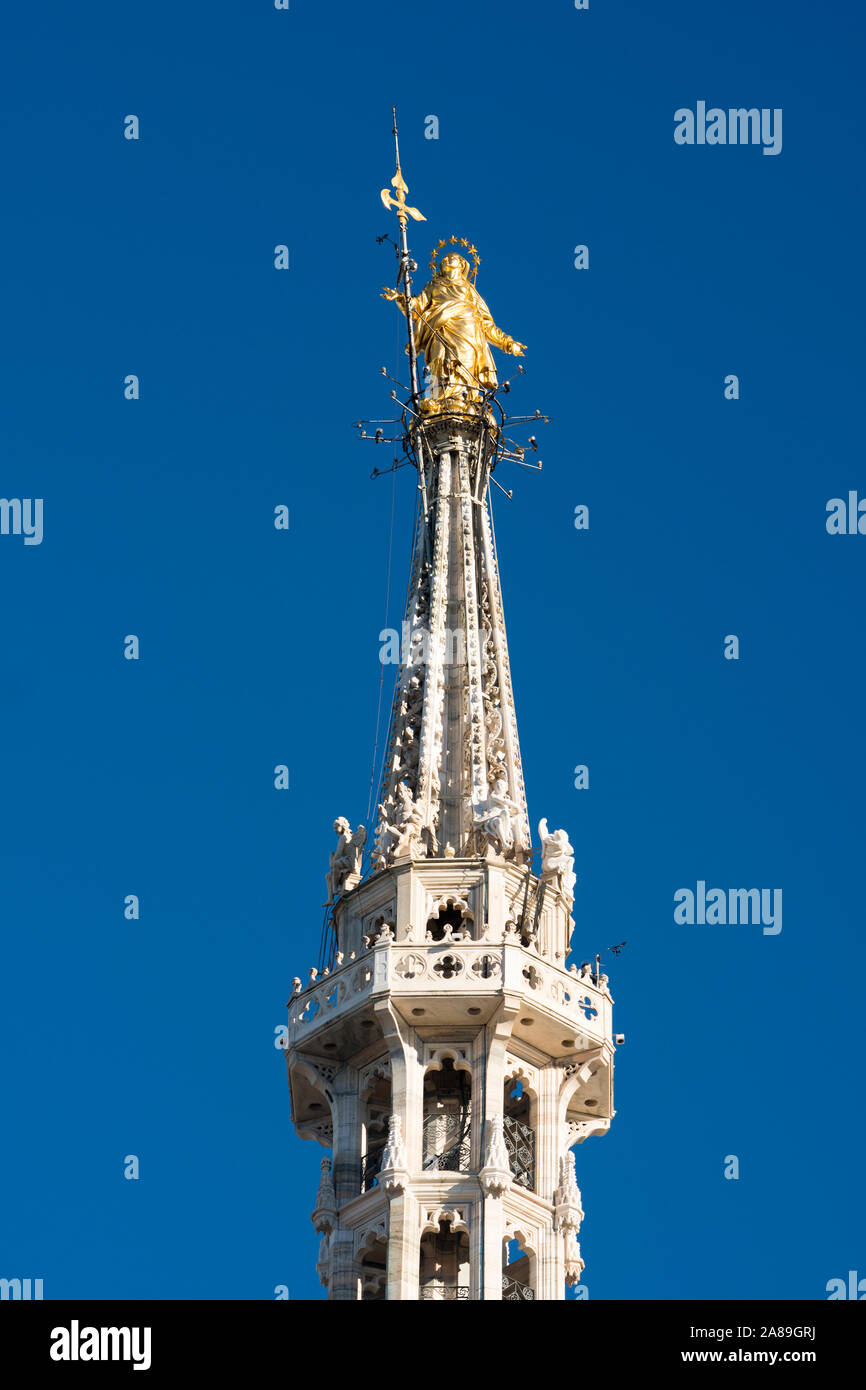 Goldene Statue der Jungfrau Mary genannt Madonnina, auf dem Dach des Duomo Kathedrale, ist das Wahrzeichen von Mailand, Italien Stockfoto
