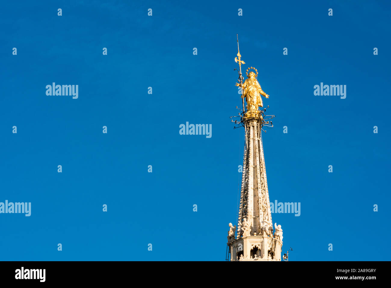 Goldene Statue der Jungfrau Mary genannt Madonnina, auf dem Dach des Duomo Kathedrale, ist das Wahrzeichen von Mailand, Italien Stockfoto