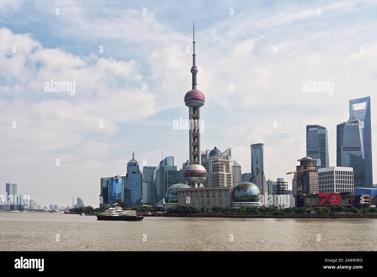 Tageslicht, Blick über den Huangpu Fluss vom Bund in Shanghai. Stockfoto
