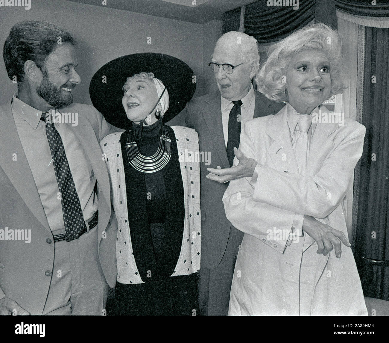 James Kirkwood jr (links) und Mary Martin, unidentifed Mann center und Carol Channing (rechts) während einer Presser in Boston, Ma USA August 1986 Foto von Bill belknap Stockfoto