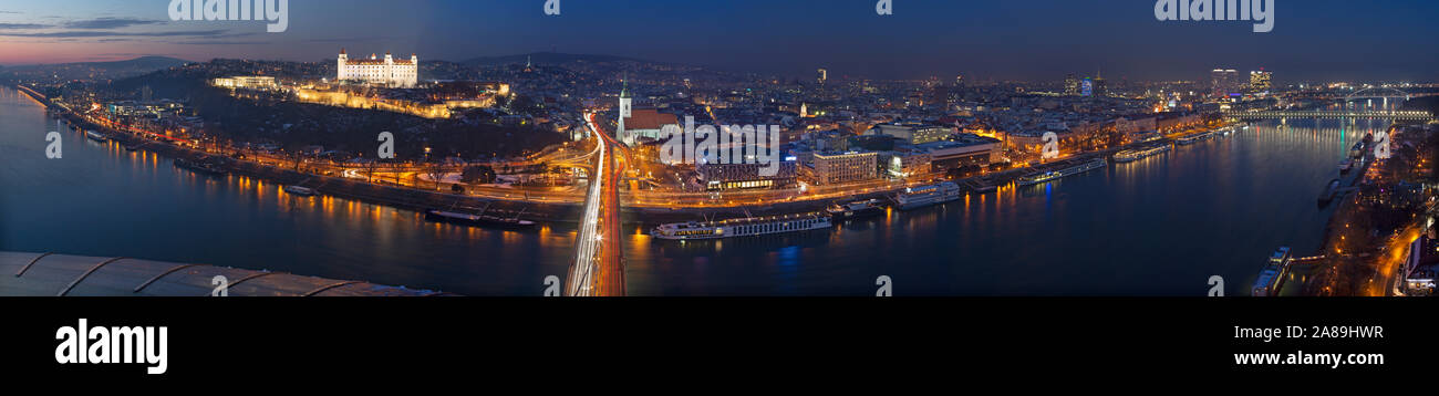 Bratislava - Panoramablick auf die Skyline der Stadt von SNP-Brücke in der Abenddämmerung. Stockfoto