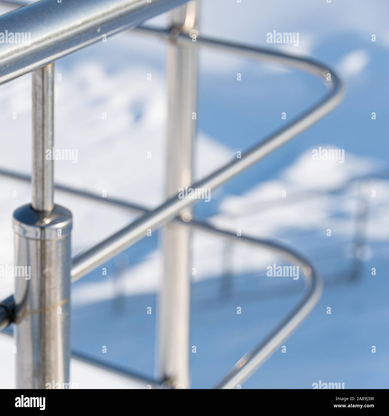 Metall Geländer auf Winter Treppen. Gefährliche Treppe unter Schnee, sichere Geländer. Stockfoto