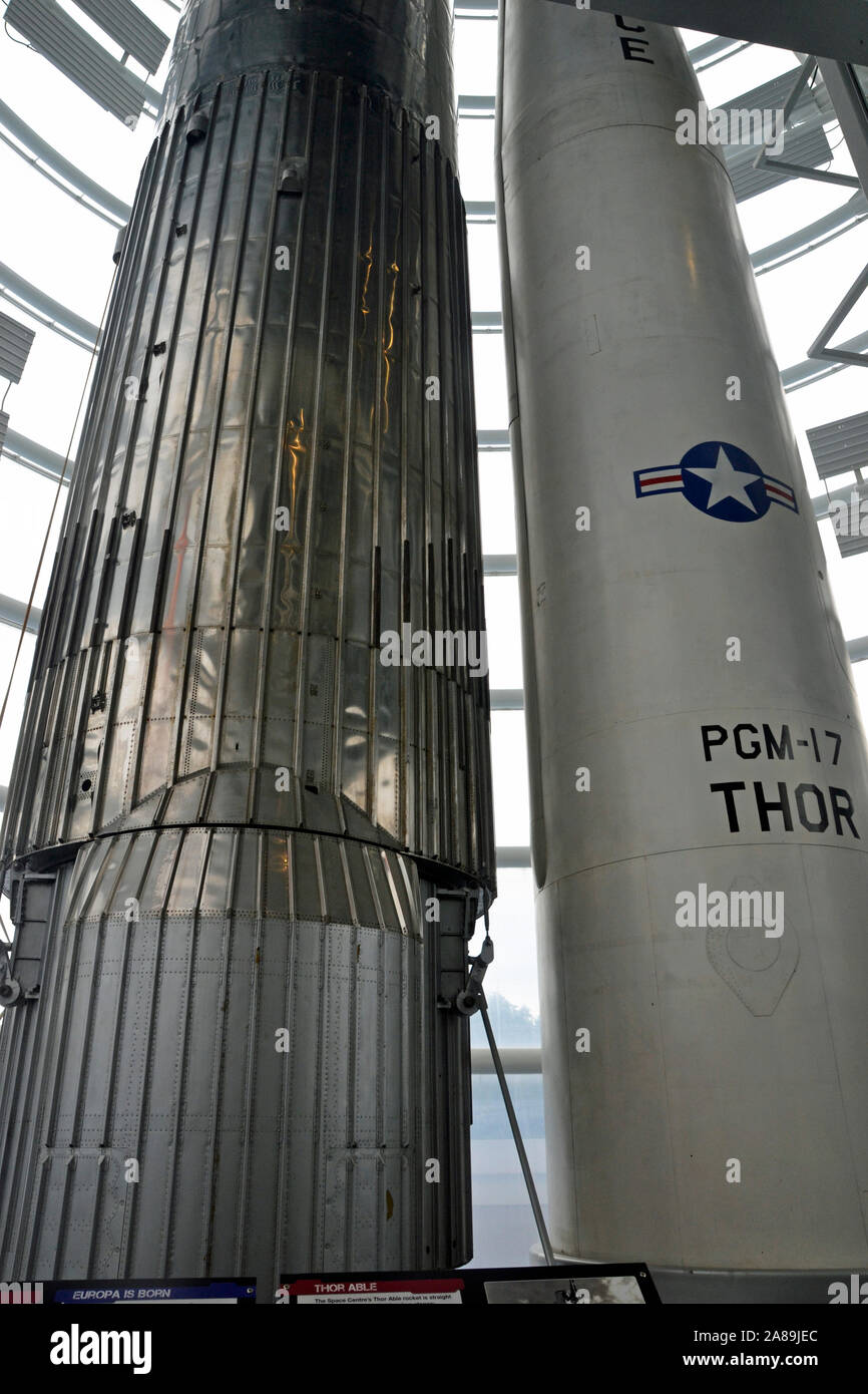 USAF Thor in der Lage, Raketen und blauen Streifen am National Space Centre, Leicester, Leicestershire, Großbritannien Stockfoto