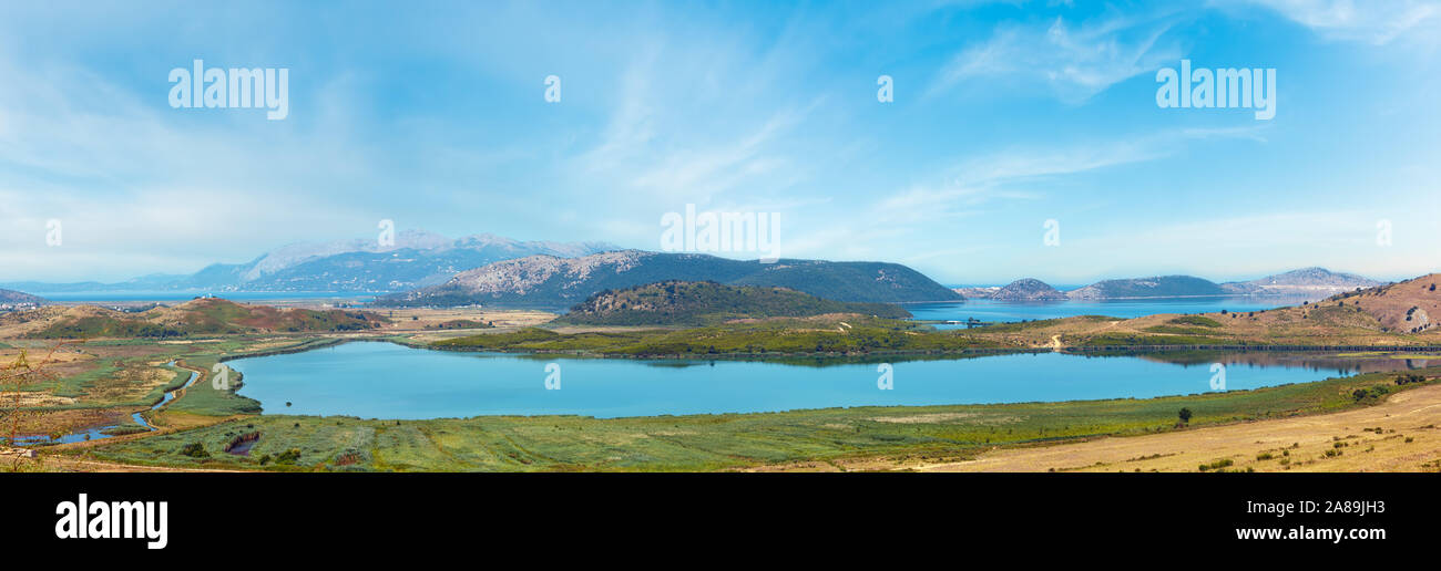 Grossen Salzsee und Vivari Kanals in Butrint National Park, Albanien. Mehrere Schüsse stitch hochauflösende Panorama. Stockfoto