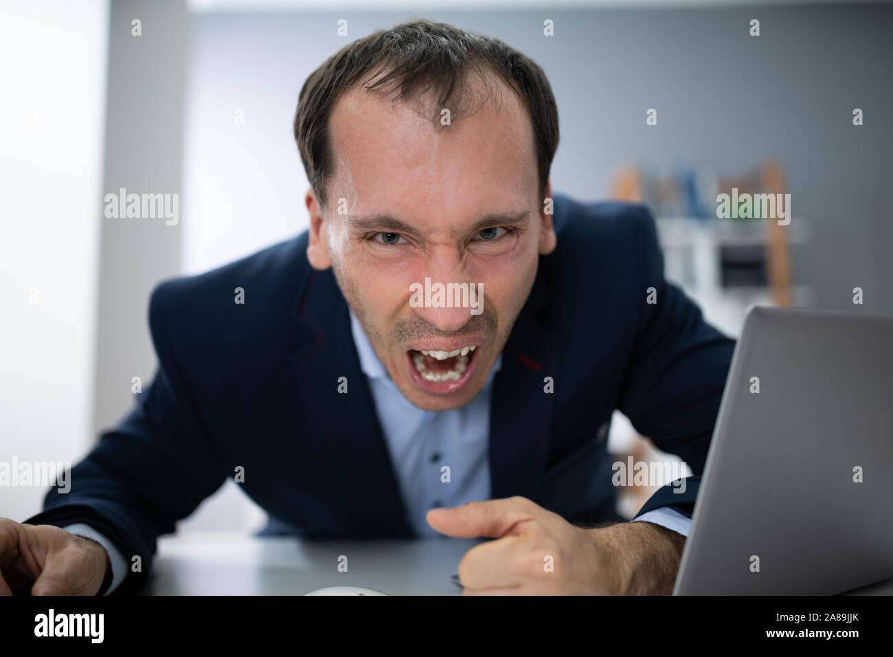 Betonte junge Unternehmer Schreien im Büro Stockfoto