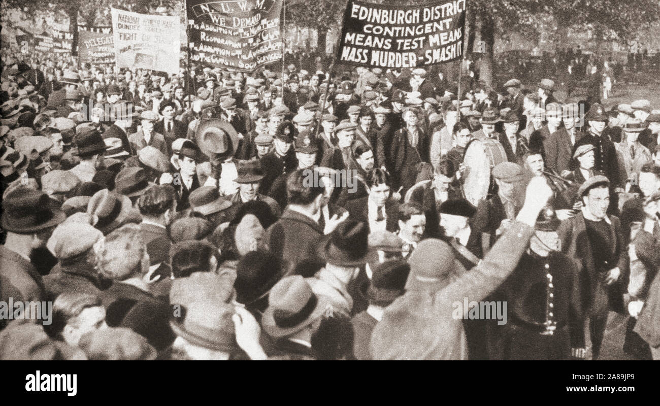 Massen an einer Demonstration gegen die Bedürftigkeitsprüfung im Jahr 1932. Die Regierung im Interesse der Wirtschaft, eingeführt Einschnitte beim Arbeitslosengeld, die der Bedürftigkeitsprüfung, eine Untersuchung der genauen persönlichen und familiären Einkommen von der Antragsteller für diese Leistungen bekannt. Hier sehen die Schottische Kontingent an Hyde Park ankommen. Aus dem Festzug des Jahrhunderts, veröffentlicht 1934. Stockfoto