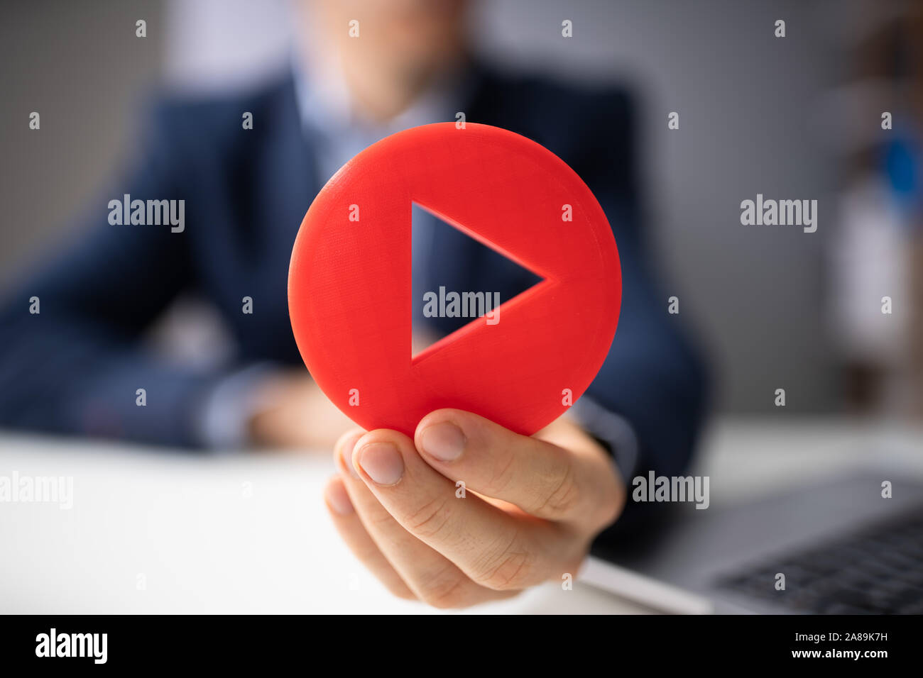 Close-up In eines Mannes Hand halten roten Symbol Wiedergeben Stockfoto