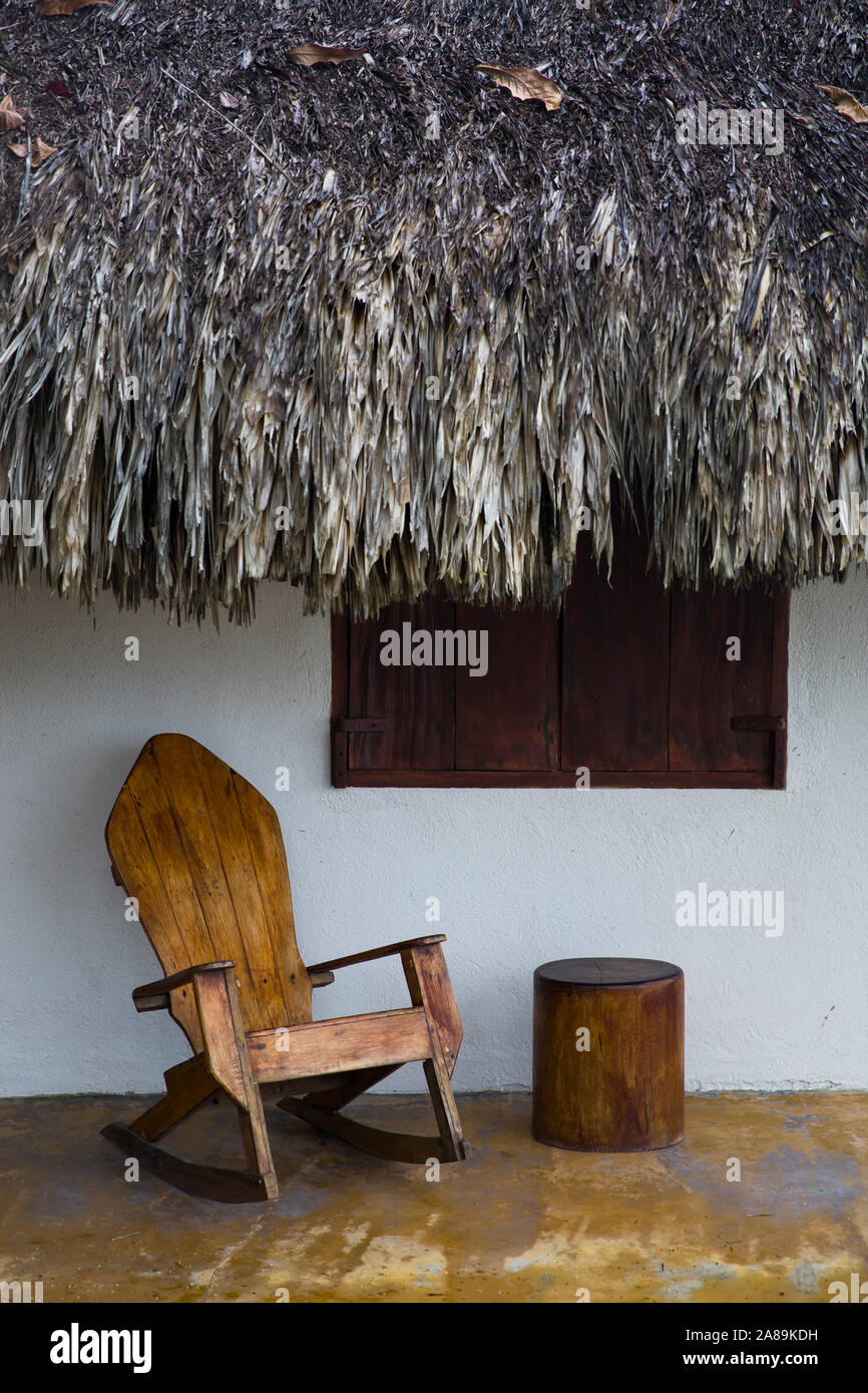 Alte Holz- schaukelstuhl durch das alte Haus am Karibischen Meer in Santa Marta, Kolumbien Stockfoto