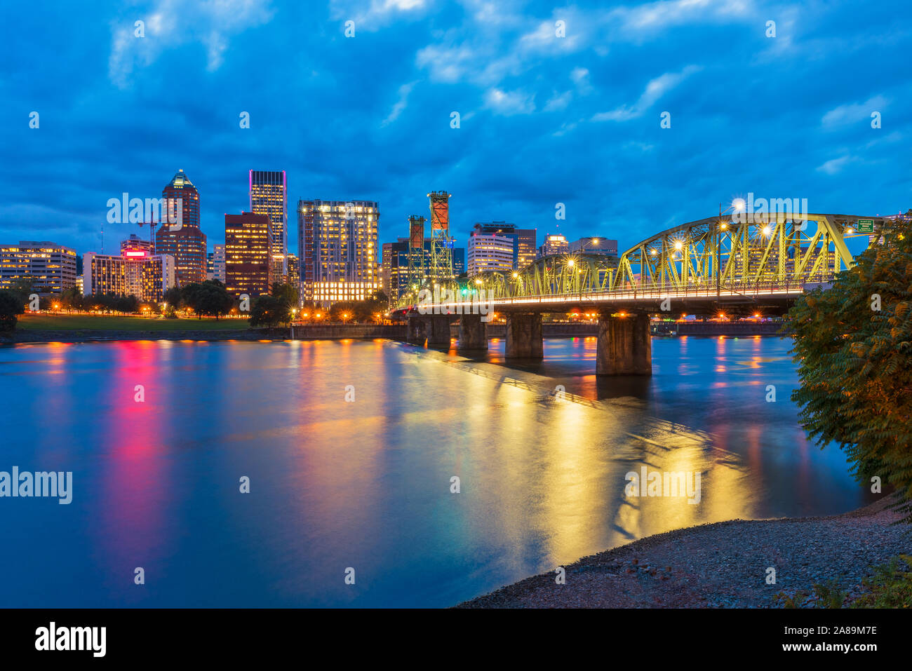 Skyline von Portland, Oregon, USA in der Dämmerung, mit Willamette River und Hawthorne Bridge Stockfoto