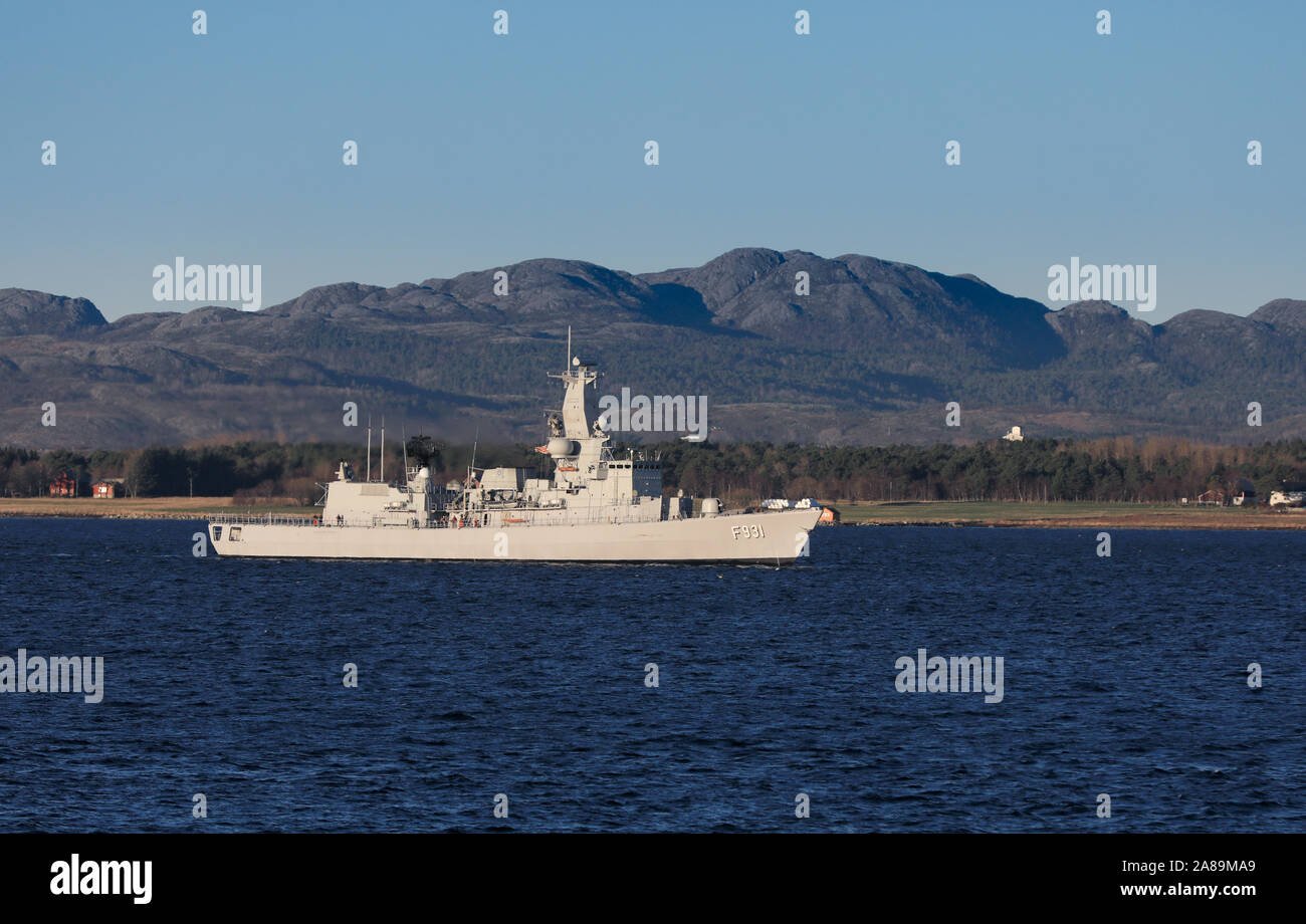 Louise-Marie (F931) ist eine Fregatte der Karel-Portier-Klasse der Marine-Komponente der belgischen Streitkräfte, die hier in norwegischen Gewässern zu sehen ist Stockfoto