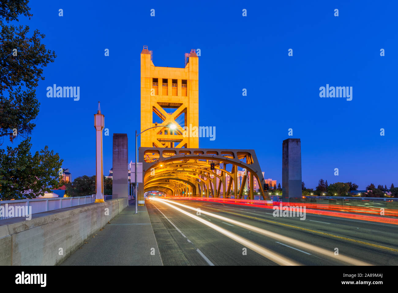 Tower Bridge in Sacramento, Kalifornien bei Dämmerung Stockfoto