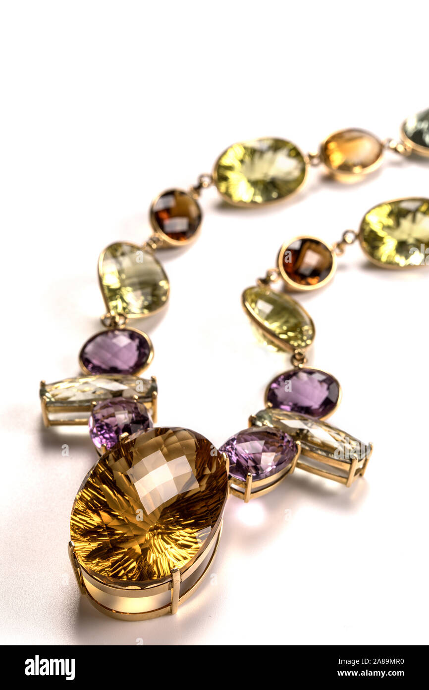 Gold, farbige Quarze, gelben Citrin und lila Amethysten Halskette. Stockfoto