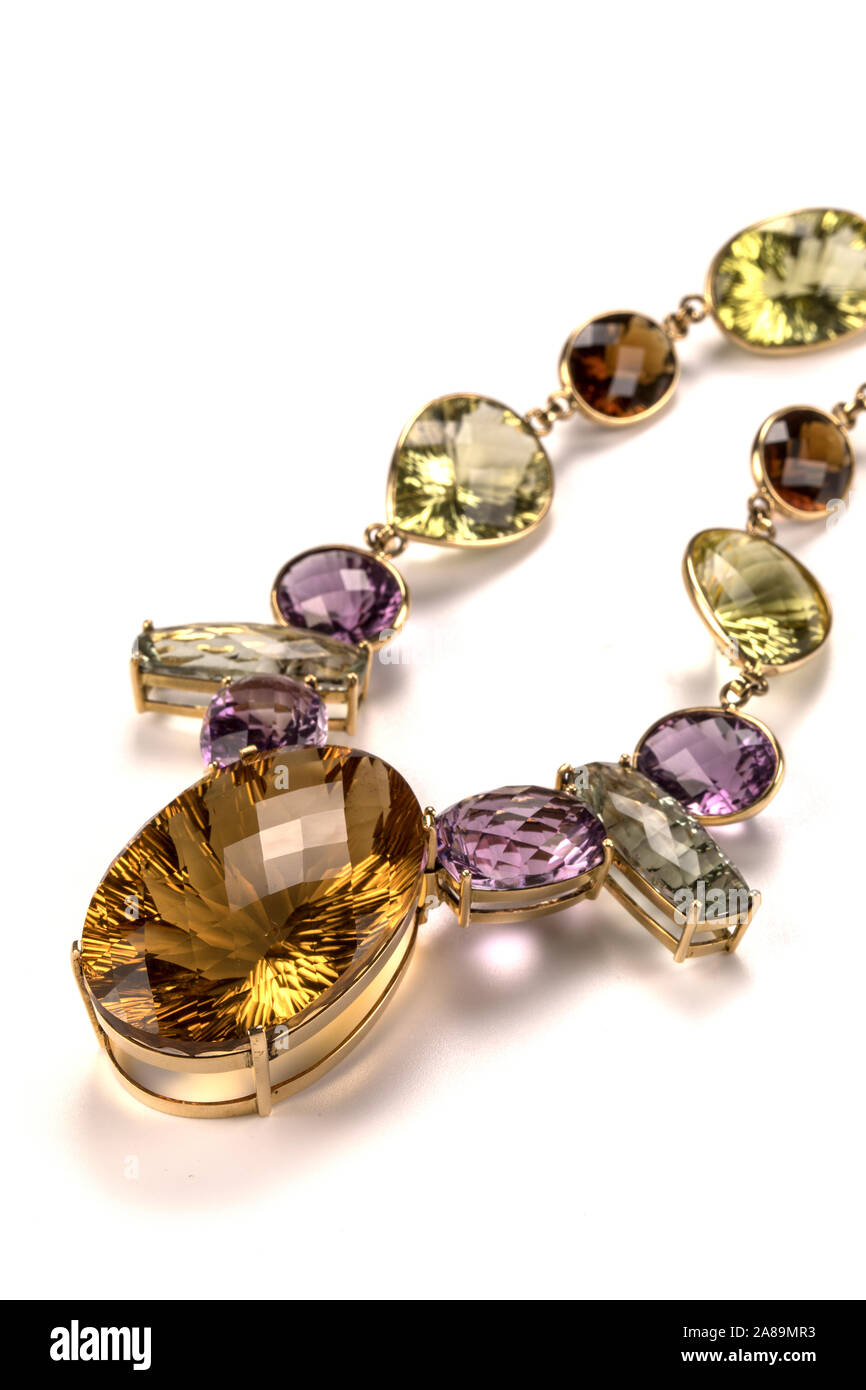 Gold, farbige Quarze, gelben Citrin und lila Amethysten Halskette. Stockfoto