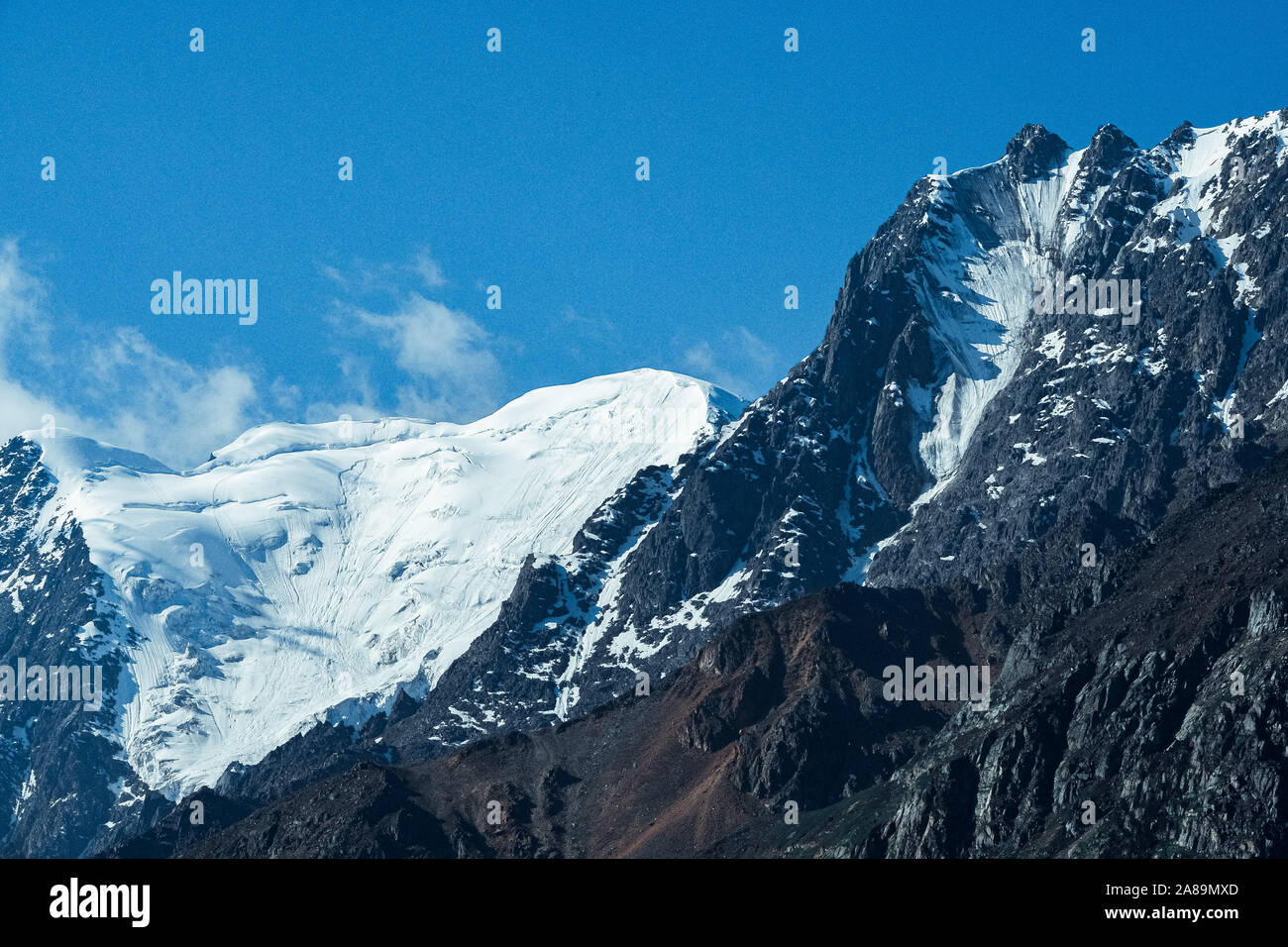 Schnee Klippen unter blauem Himmel. Reisen in die Berge Stockfoto