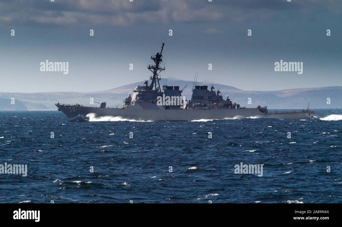 USS Laboon (DDG-58) ein Zerstörer der Arleigh-Burke-Klasse in der United States Navy vor der schottischen Westküste während der NATO-Übungen. Sie ist benannt nach Vater John Francis Laboon (1921-1988), ein Kapitän in der Kaplan Corps der United States Navy, das den Silver Star während des Zweiten Weltkriegs verliehen wurde beim Dienen auf USS Peto (SS-265). Stockfoto