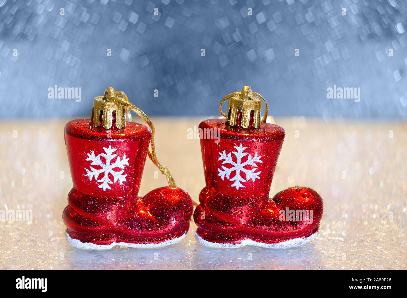 Weihnachtsschmuck auf Hintergrund mit Bokeh. Weihnachtsmann Spielzeug Stiefel Stockfoto