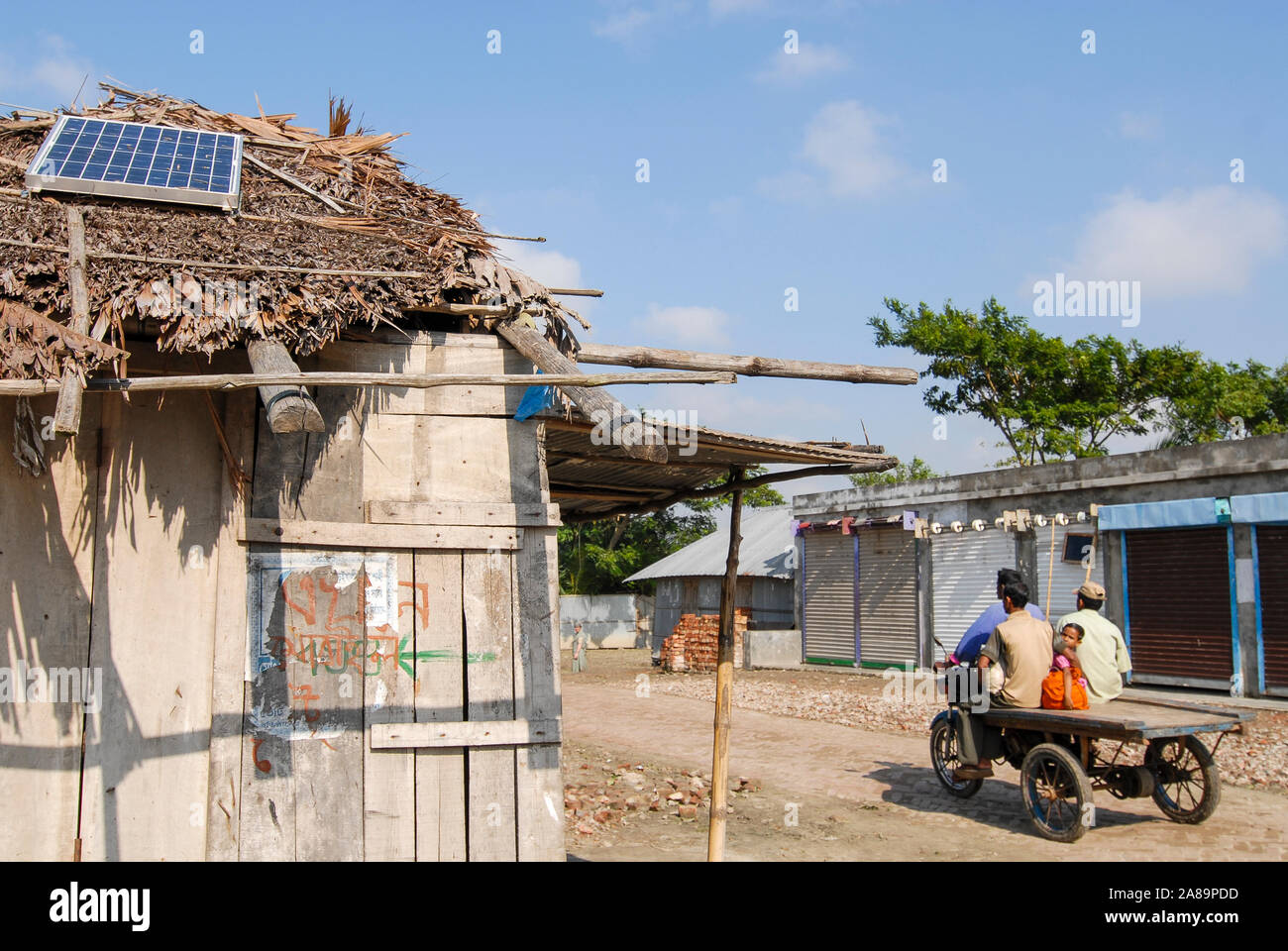 Bangladesch, Sundarbans, Dorf Burigoalinoi, Micro-Finance Bank Grameen Shakti und NGO Srizony, Micro-Kredit finanzierte Solar Home Systems in Dörfern fördern Stockfoto