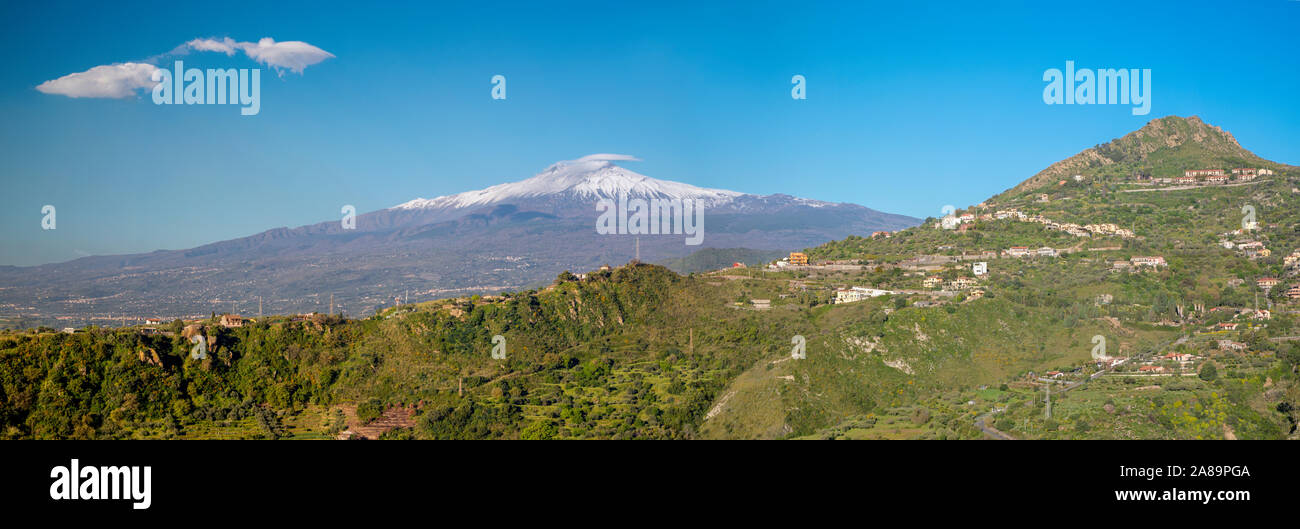 Taormina - der Mt. Vulkan Ätna in der sizilianischen Landschaft. Stockfoto