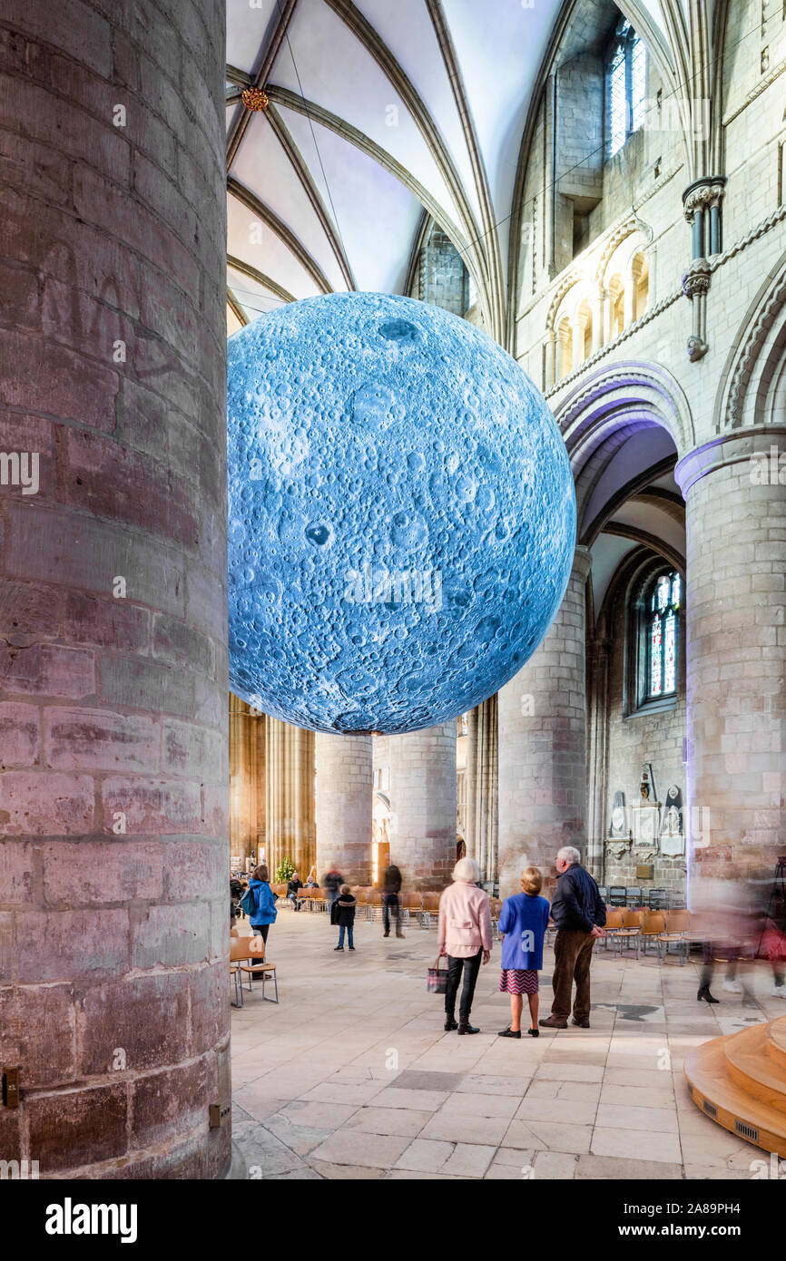 Künstler Luke Jerram's Museum der Mond (7 m Durchmesser) in das Kirchenschiff der Kathedrale von Gloucester im Oktober 2019 - Gloucester UK Stockfoto