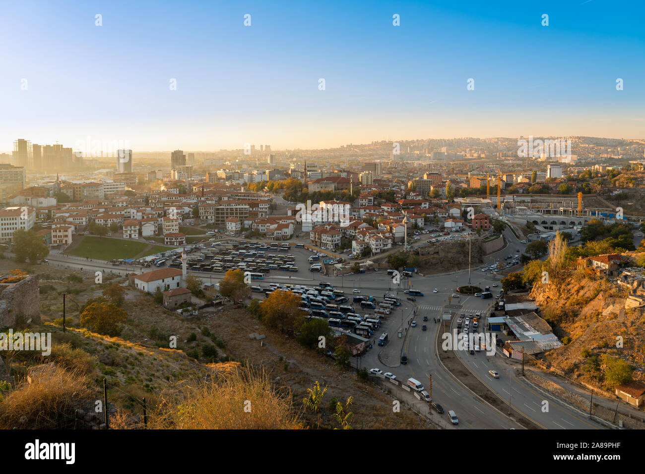 Ankara/Turkey-November 03 2019: Traditionelle türkische Häuser mit Haci Bayram Moschee und Bentderesi Nachbarschaft im Sonnenuntergang Stockfoto