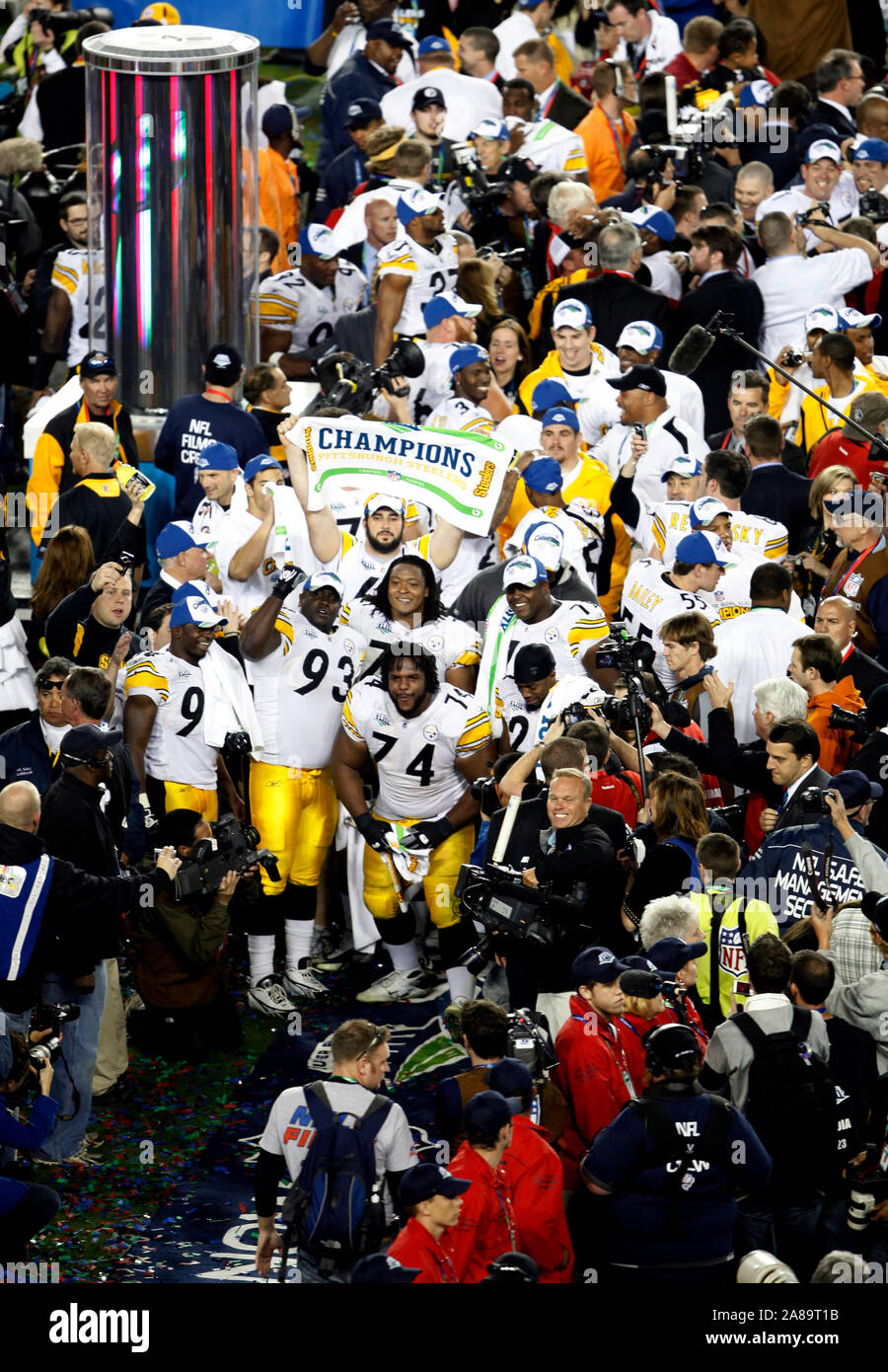 TAMPA, Florida; Februar 1, 2009; die Pittsburgh Steelers einschließlich Willie Colon #74 und Nick Eason #93 Feiern nach dem Sieg über die Arizona Cardinals in Super Bowl XLIII bei Raymond James Stadium in Tampa, Florida. Die Steelers gewannen das Spiel 27-23. Stockfoto
