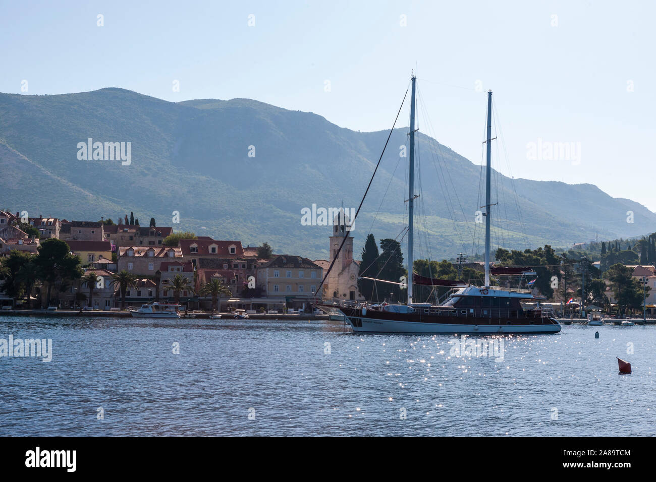 Morgen im Uvala Luka Cavtat Cavtat (Hafen), Dubrovnik-Neretva, Kroatien: eine große Yacht vor Anker Stockfoto