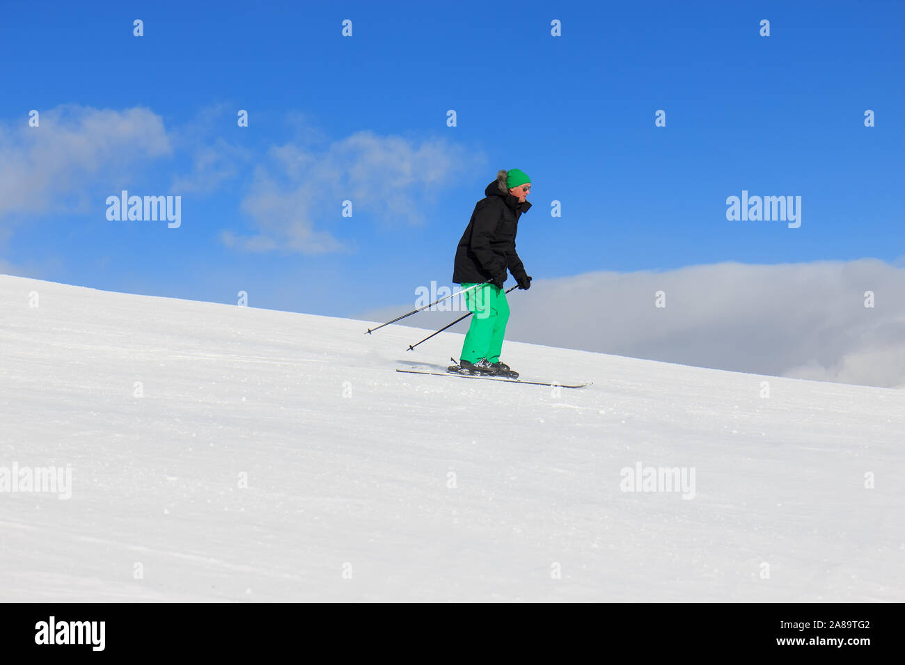 Mann auf dem Ski Stockfoto