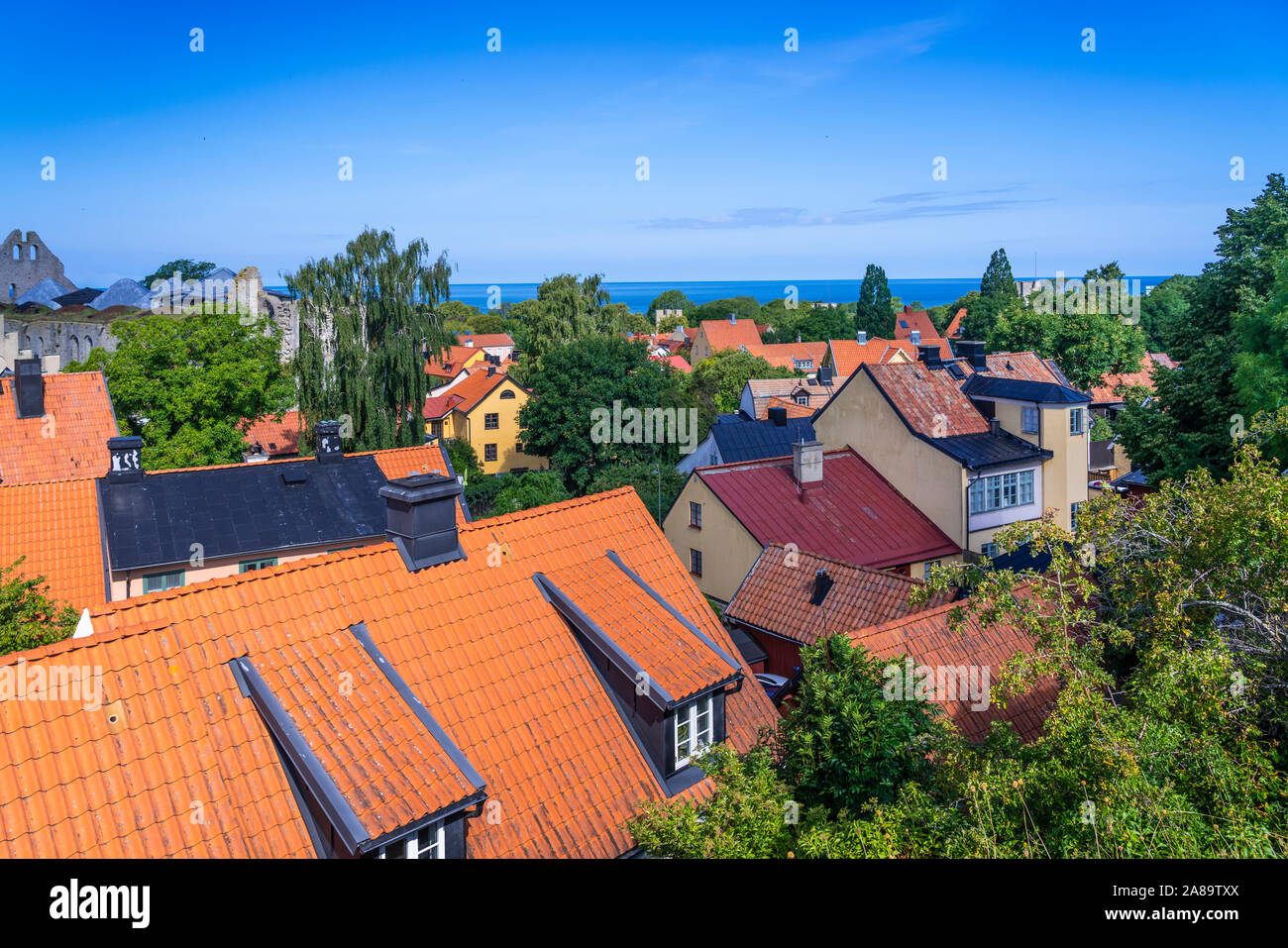 Red Roofs in der Skyline von Visby, Gotland, Schweden. Stockfoto