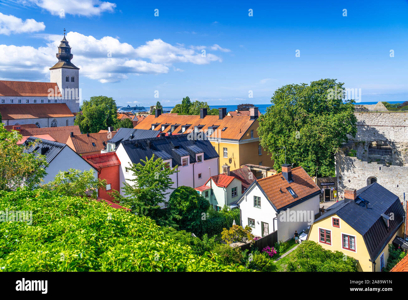 Red Roofs in der Skyline von Visby, Gotland, Schweden. Stockfoto