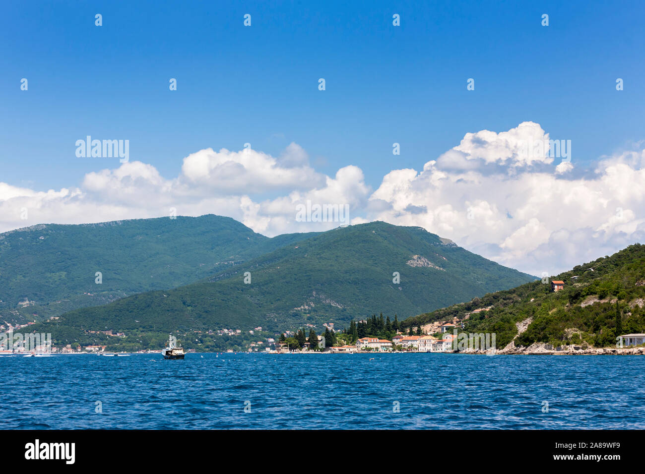 Die schönen kleinen Weiler von Rose, auf der Halbinsel Luštica, Montenegro, Bucht von Kotor Stockfoto