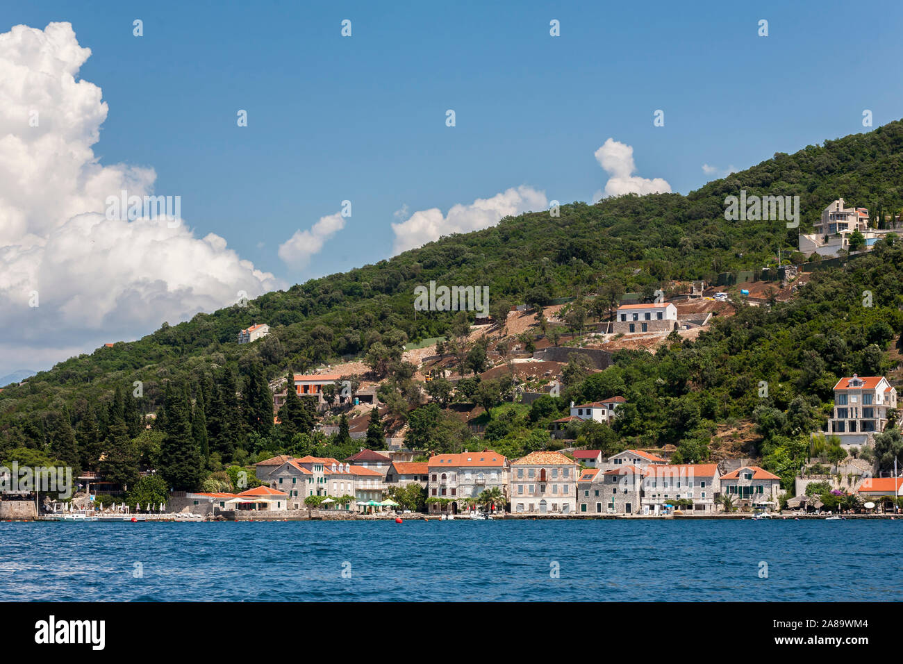 Die schönen kleinen Weiler von Rose, auf der Halbinsel Luštica, Montenegro, Bucht von Kotor Stockfoto