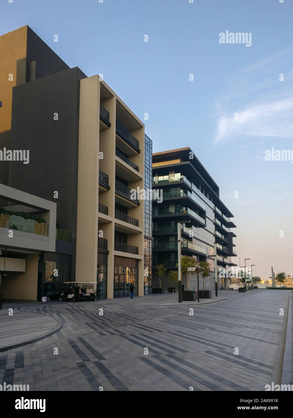 Dubai City Walk Straßen, Geschäfte und Cafés im Freien bei Sonnenuntergang Stockfoto