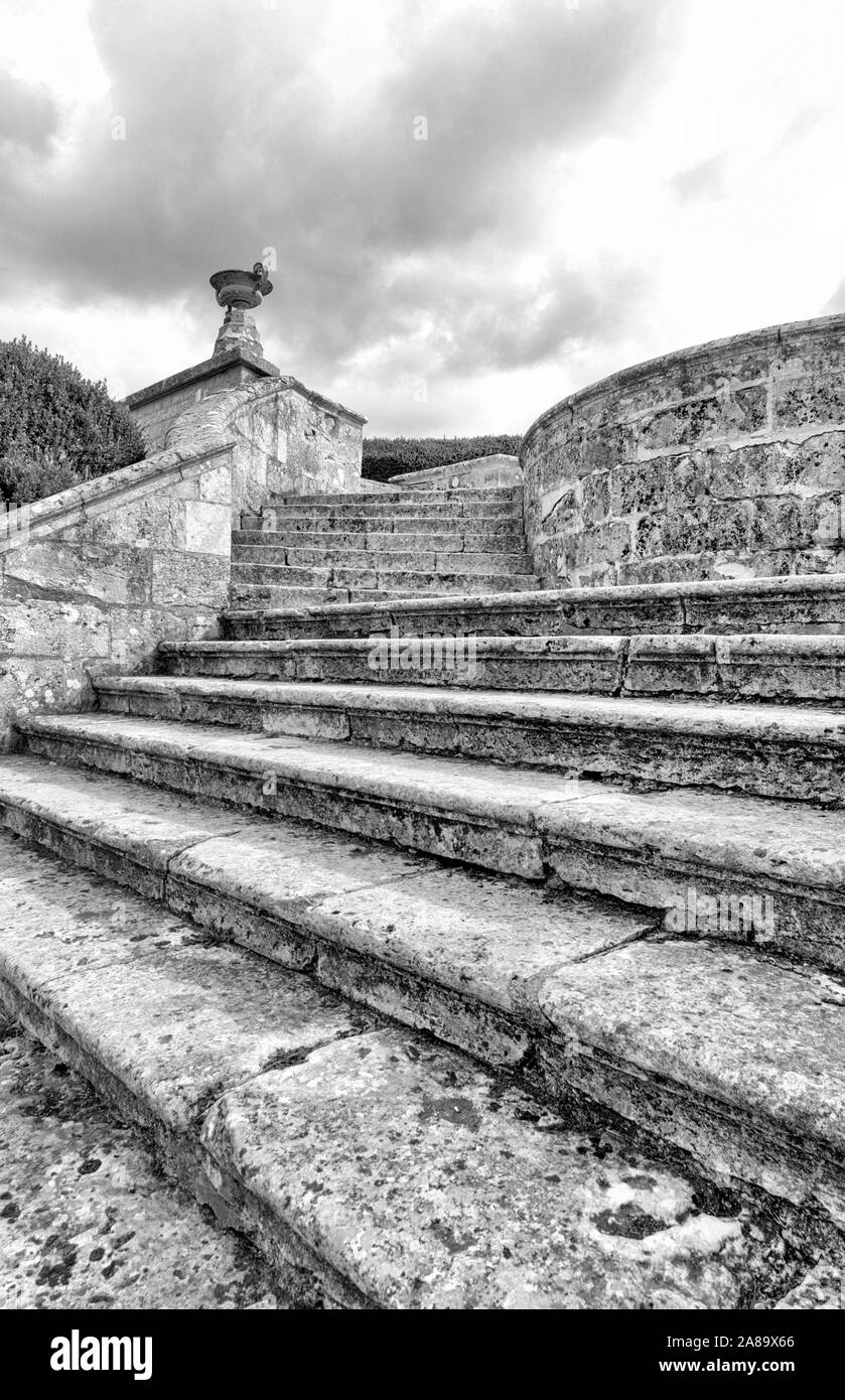 Ein Blick auf die massive alte Steintreppe aus einem Garten in einem weiteren führenden Stockfoto