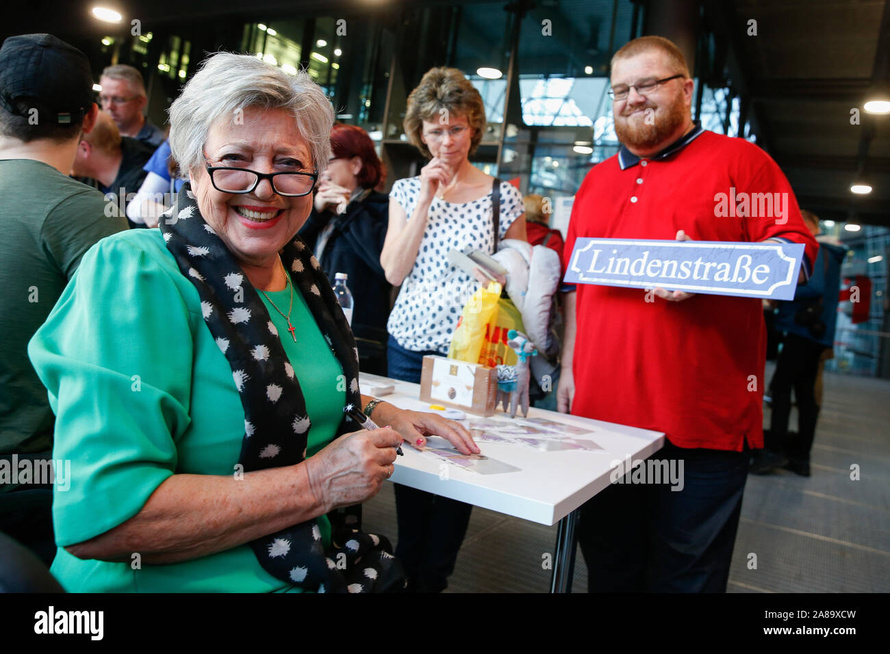 Berlin, Deutschland. 07 Nov, 2019. Schauspielerin Marie-Luise Marjan zeichen Autogrammkarten bei der autogrammstunde von der Deutschen Kinemathek - Museum für Film und Fernsehen. 373 Episoden der Serie 'Lindenstraße' wurden in den Medien Bibliothek der Deutschen Kinemathek" hinzugefügt. Sie wurden in die Punkte "Leben, Sterben bestellt, Hochzeit" feiern. Credit: Gerald Matzka/dpa-Zentralbild/dpa/Alamy leben Nachrichten Stockfoto